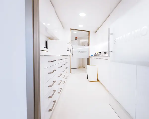 Consulta médica blanca y luminosa
